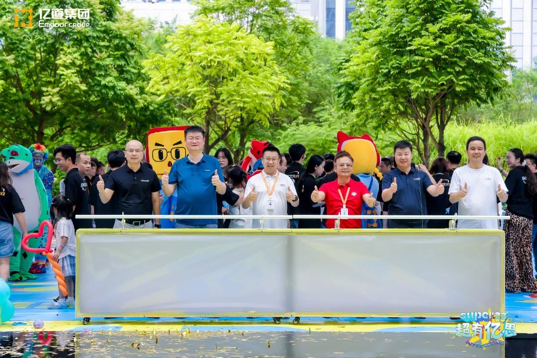 Emdoor Group’s 23rd anniversary kicks off with employees signing in via a creative button press and artwork station, capturing joyful team moments under the outdoor plaza.
