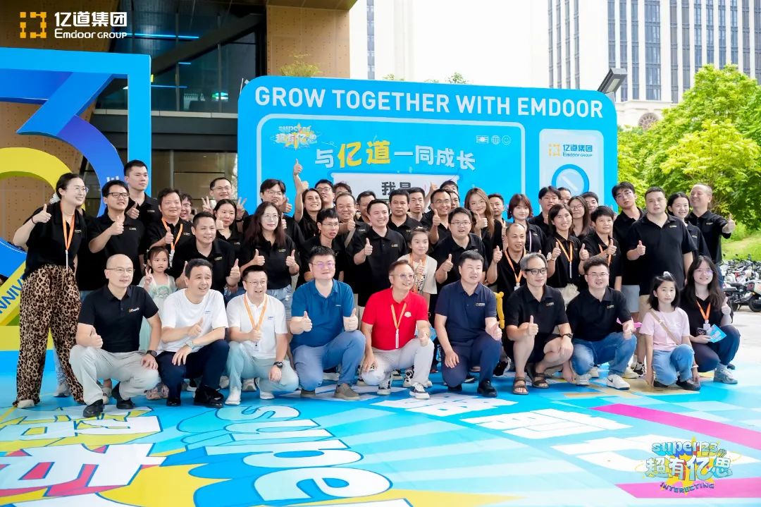 A photographer captures candid moments of Emdoor employees enjoying the festive atmosphere.