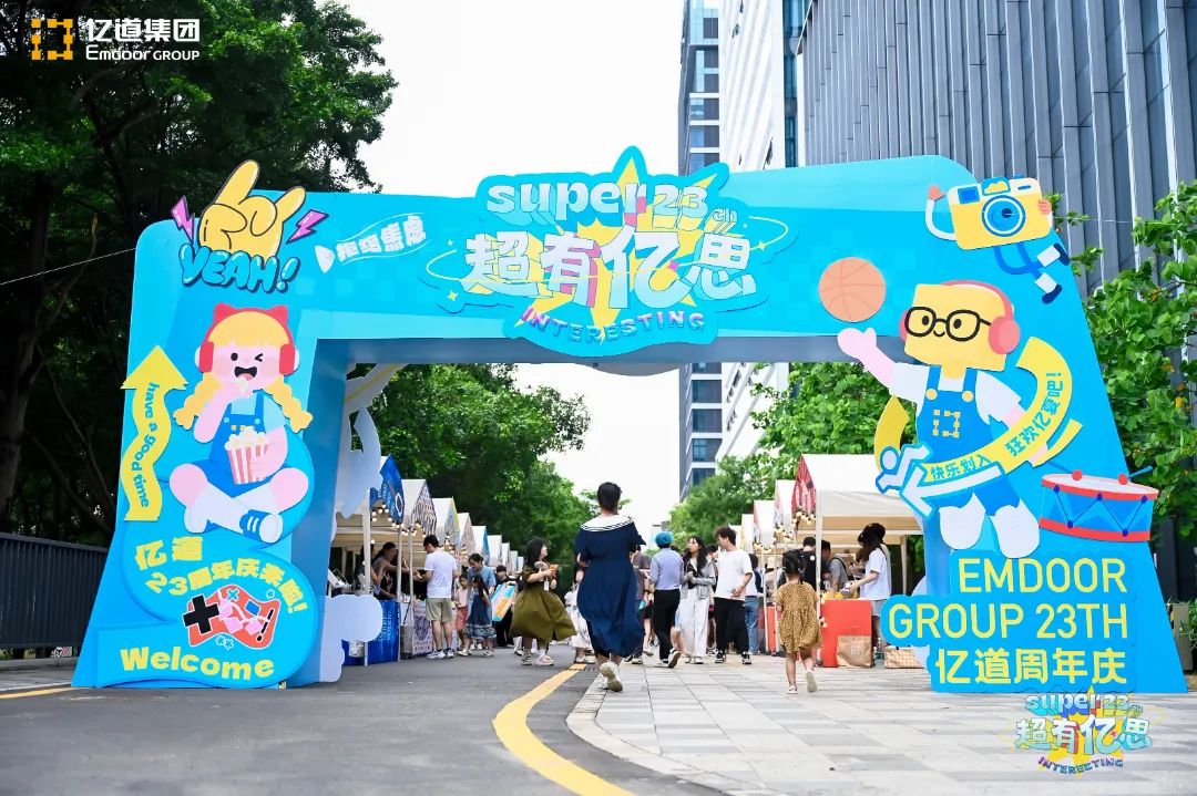 Emdoor’s creative market stalls brim with activity as employees enjoy snacks and connect with colleagues.