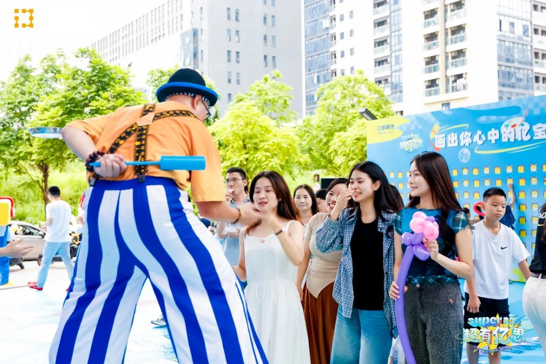 Mascot parades and clown performances bring laughter to Emdoor’s anniversary celebration in the grand lobby.