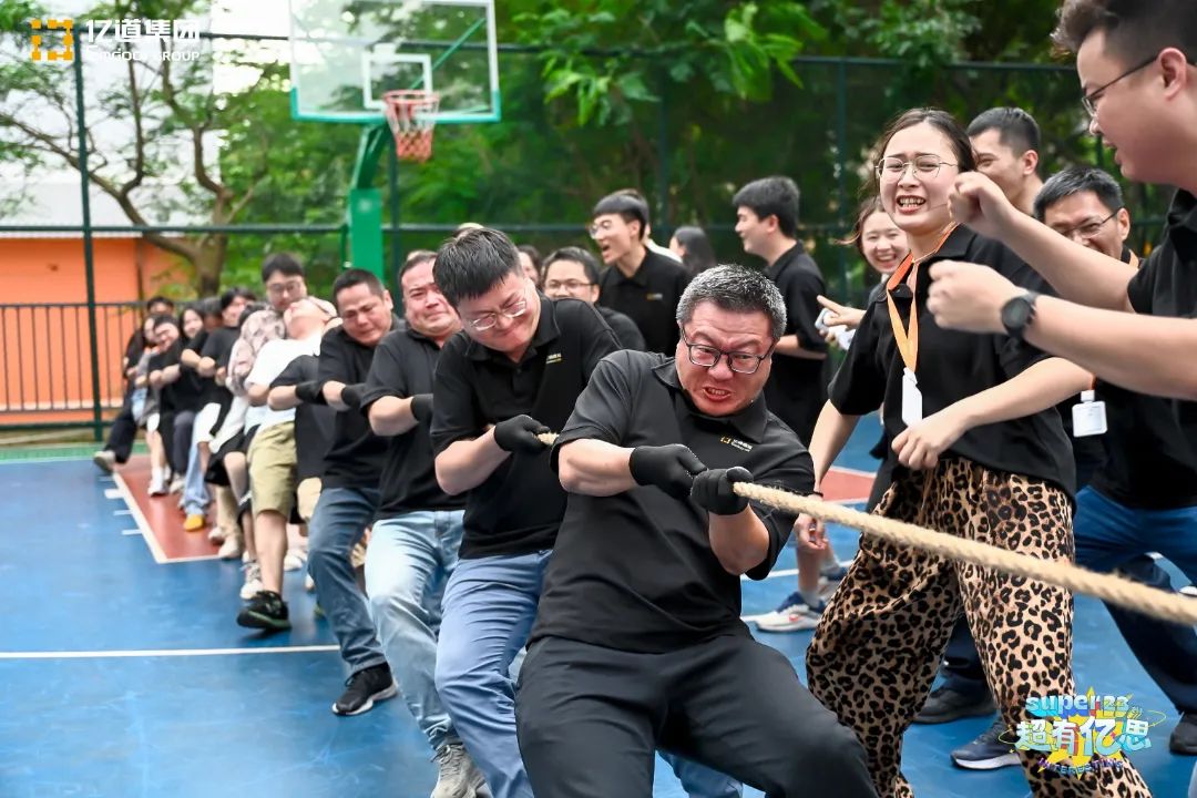 Emdoor employees compete in a high-energy tug-of-war match during the anniversary sports finals.