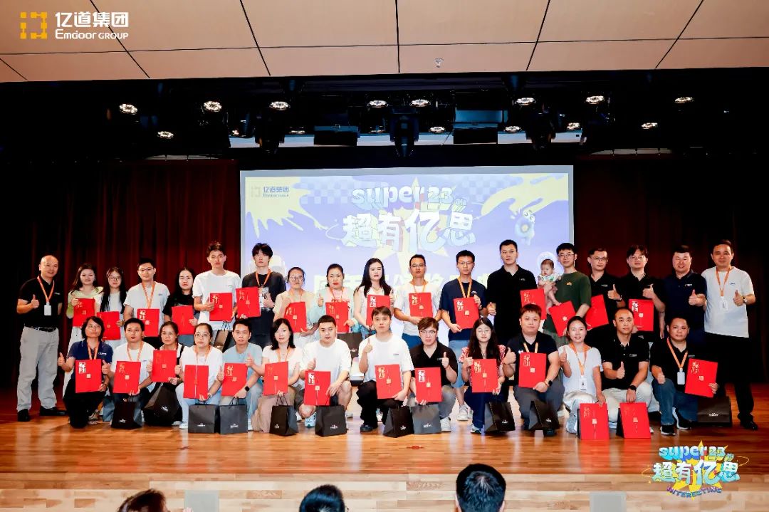 Emdoor leaders present certificates to long-serving employees during the 23rd anniversary gala.2