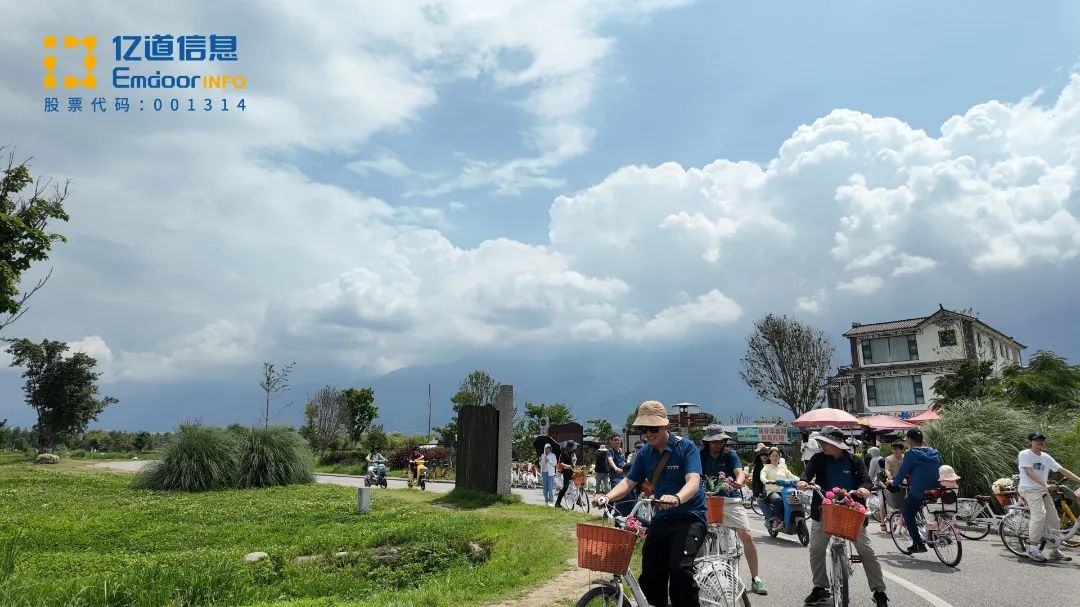 Emdoor colleagues cycling around Erhai Lake in Yunnan