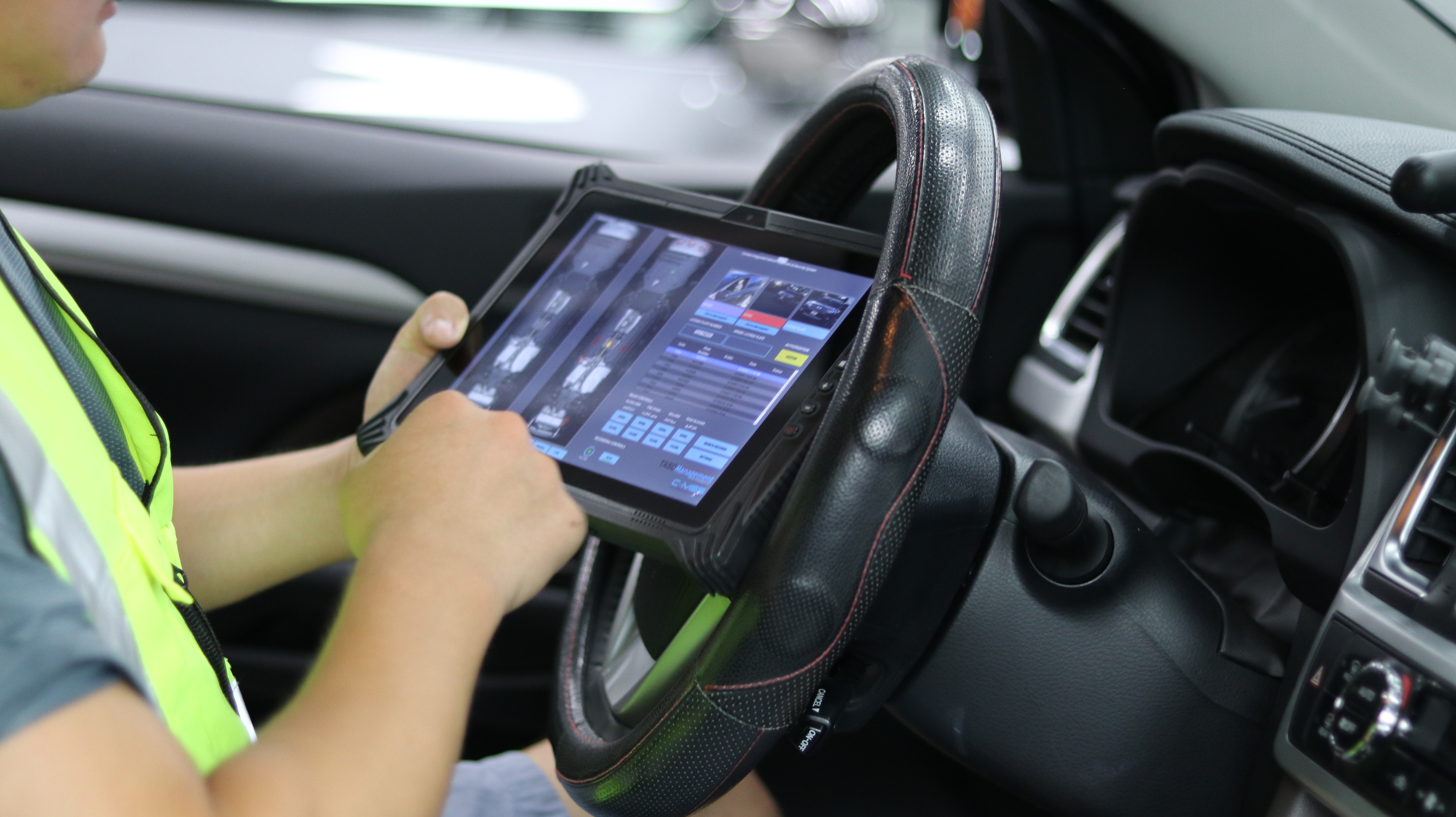 Military-grade rugged tablet computer for outdoor missions