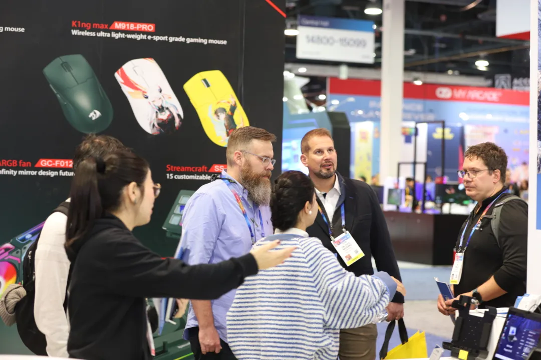 Crowd gathered to experience Emdoor smart AI eyewear