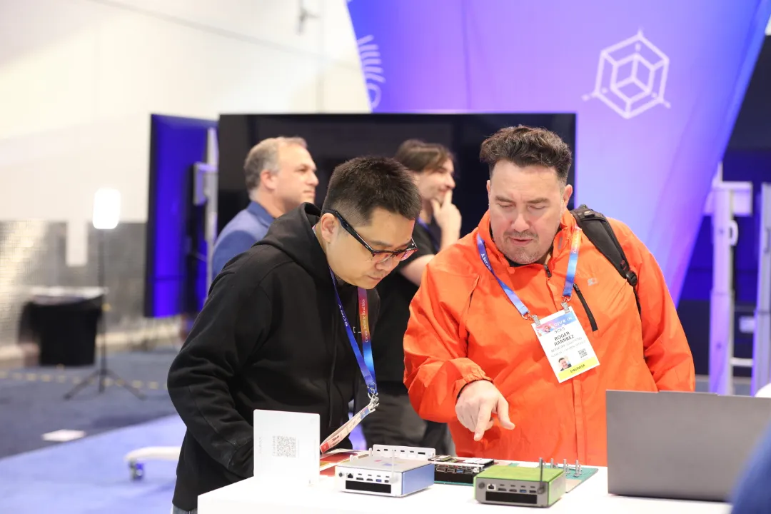 Customers discussing Emdoor AI glasses features live