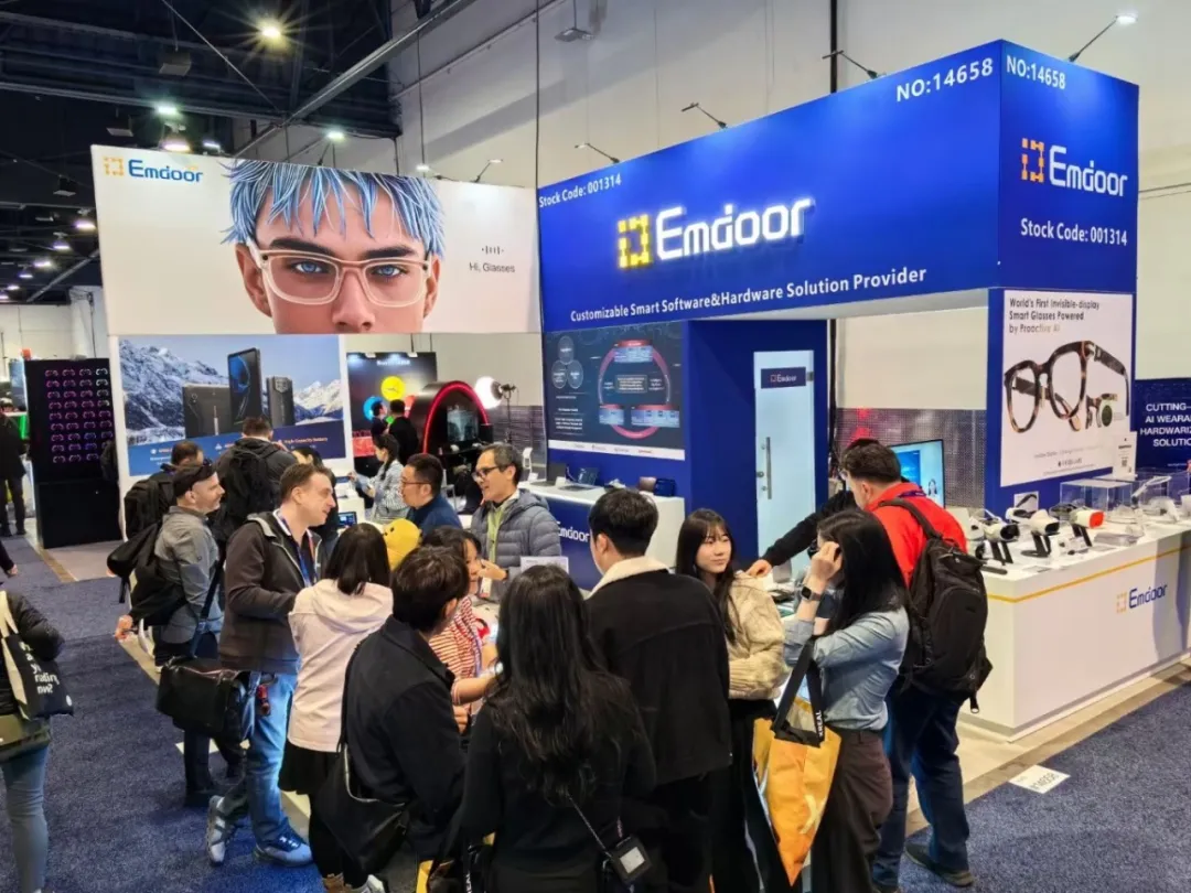 Crowd gathered to experience Emdoor smart AI eyewear