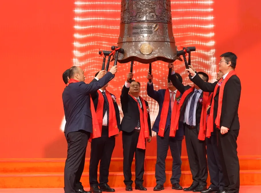Emdoor leaders ringing the bell at opening ceremony