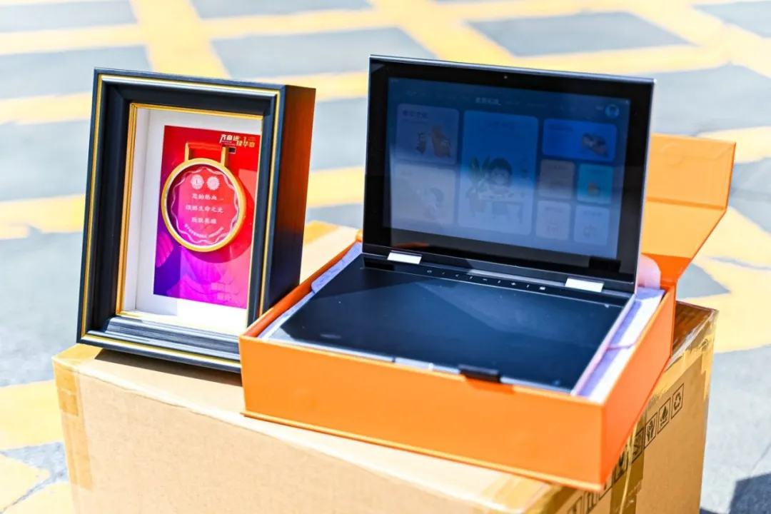 Emdoor Group donated Emdoor AI learning machine for this blood donation activity Emdoor Group donated Emdoor AI learning machine for this blood donation activity