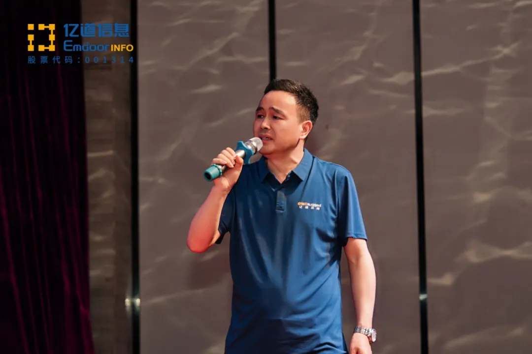 General Manager Liu sang “Friends”