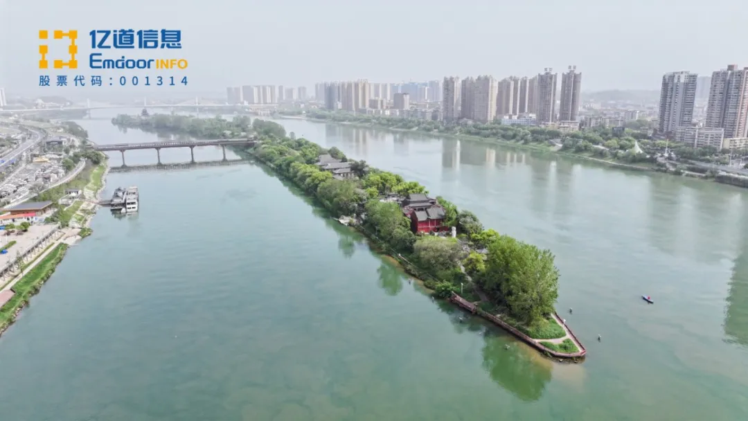 Reflections by the Xiang River