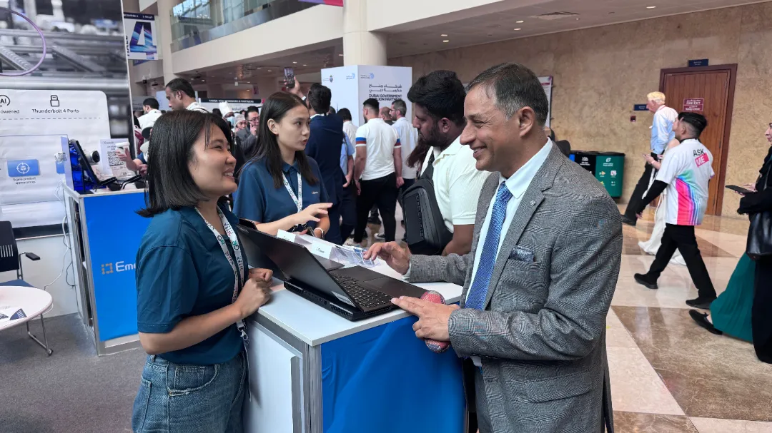 Emdoor staff showcasing AI products to visitors