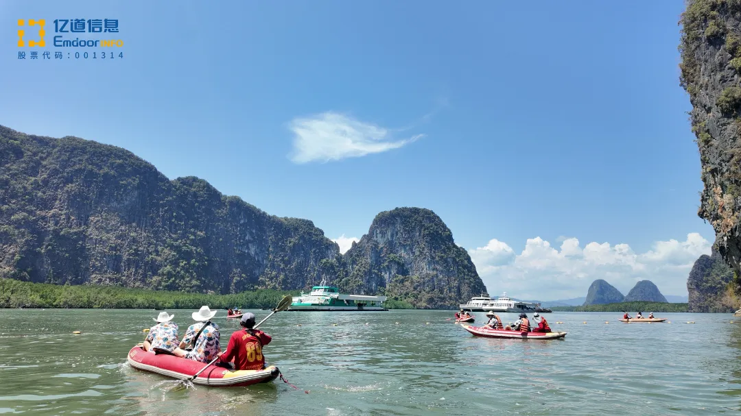 Emdoor team kayaking in Phang Nga Bay