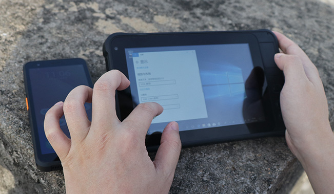 The EM-I75H rugged tablet combines the bar code, GPS, RFID, wireless communication, and others. Each vehicle is equipped with RFID tags and different IDs.