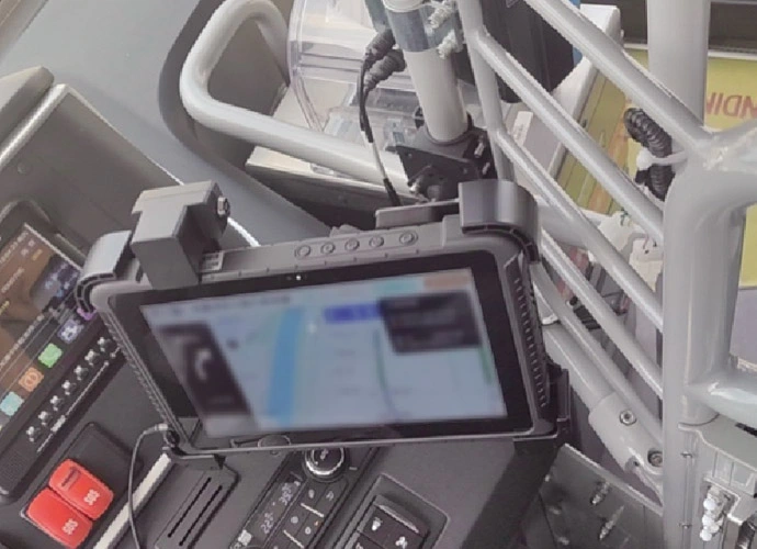 EM-Q16 Прочный планшет обеспечивает универсальную конструкцию умного автобуса
